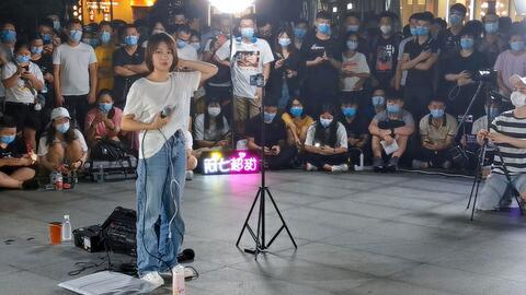 广州路边唱歌抖音网红,网红歌手街头献艺走红网络