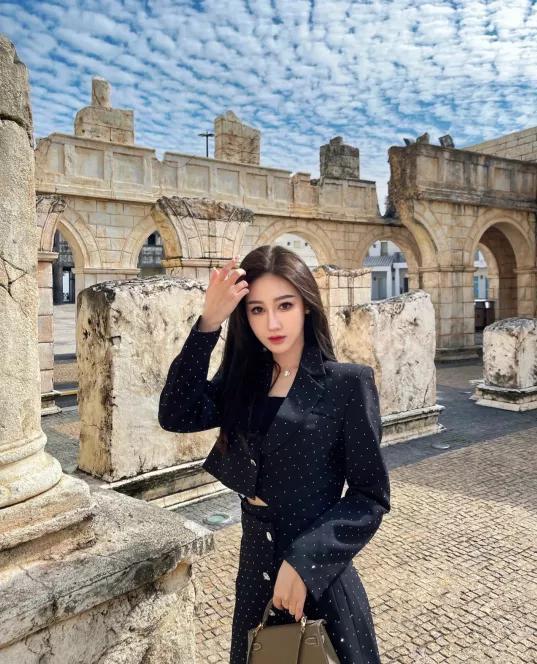 超清纯俄罗斯网红美女,俄罗斯超清纯网红美女生活化魅力瞬间”